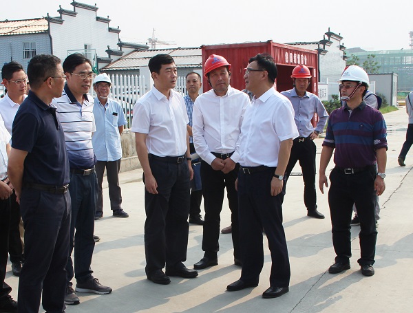 浙江省人大農(nóng)業(yè)與農(nóng)村委員會(huì)主任委員項(xiàng)永丹（時(shí)任省住建廳黨組書記、廳長）視察耀廈集團(tuán)承建的浙江建設(shè)職業(yè)技術(shù)學(xué)院上虞校區(qū)項(xiàng)目