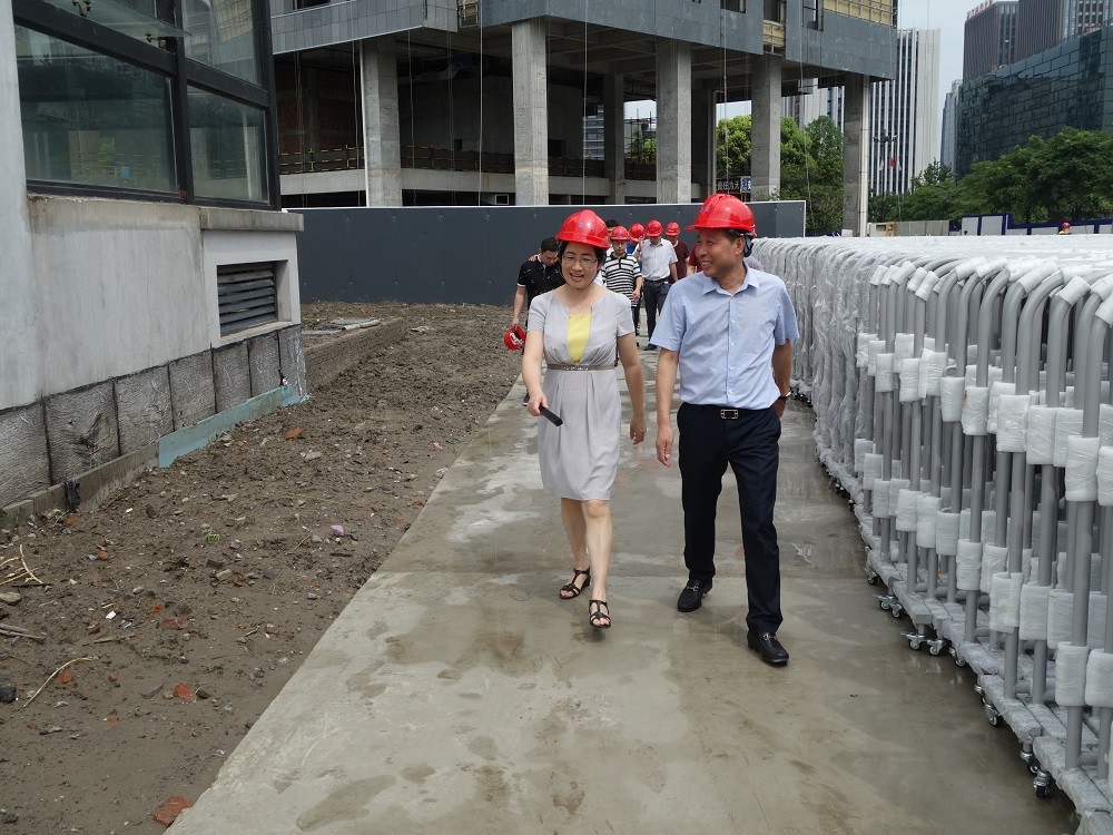 杭州市委常委、常務(wù)副市長陳瑾（時(shí)任上城區(qū)委書記）視察耀廈集團(tuán)承建的上城區(qū)行政中心及科技文化館項(xiàng)目