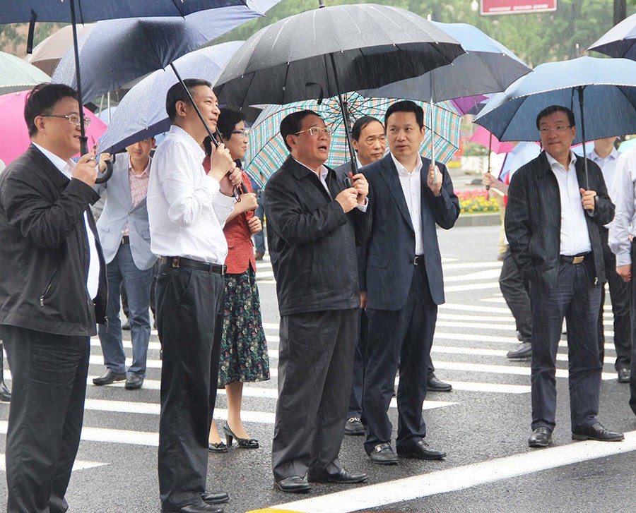 中央政治局常委、國務(wù)院總理李強(qiáng)（時(shí)任浙江省委副書記、省長）調(diào)研耀廈集團(tuán)承建的西湖大道提升改造工程